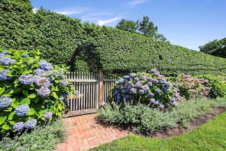 16 Miller Ln, East Hampton, NY 11937