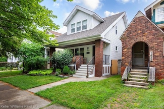 1424 Lakepointe St, Grosse Pointe Park, MI 48230