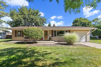 818 Royal Ln, West Dundee, IL 60118