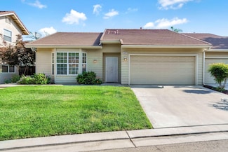 371 Village Dr, Dinuba, CA 93618