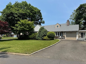 2 Dale Carnegie Ct, Great Neck, NY 11020