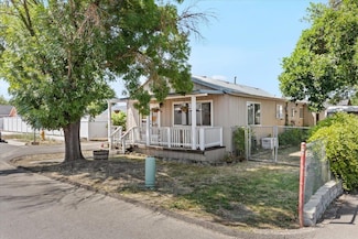 2226 Meadows Ln, Medford, OR 97501