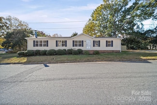 2008 Woodlawn St, Kannapolis, NC 28083