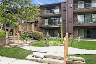 61 Pier Dr Unit 202, Westmont, IL 60559