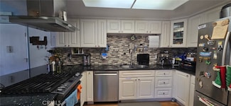 19195 Shoreline Ln Unit 7, Huntington Beach, CA 92648