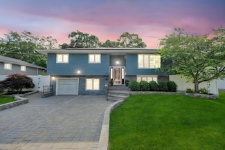 15 Fairway Dr, Old Bethpage, NY 11804