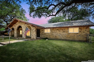 102 Southgate Dr, Pleasanton, TX 78064