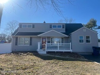 2 Lloyd Place, Oakhurst, NJ 07755