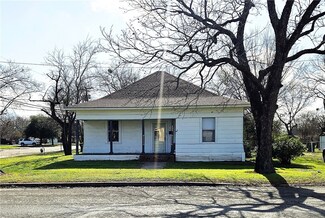 402 W Yeagua St, Groesbeck, TX 76642