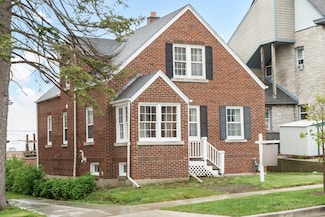 215 N 7th Ave, West Bend, WI 53095
