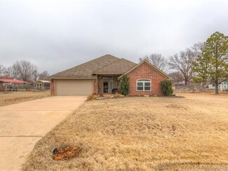 9355 E Maple Ln, Claremore, OK 74019