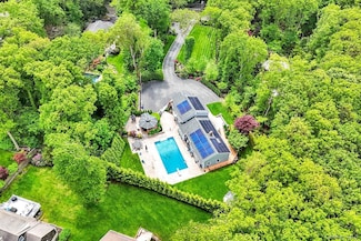 69 Bankside Dr, Centerport, NY 11721