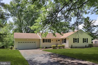 18 Morningside Dr, Pennington, NJ 08534