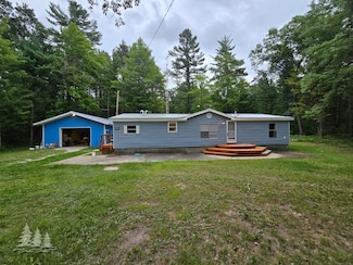 3325 Frisbee Dr, Lewiston, MI 49756