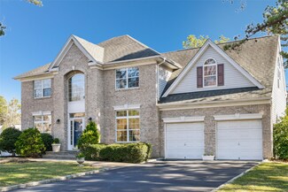 10 Pineland Ct, Dix Hills, NY 11746