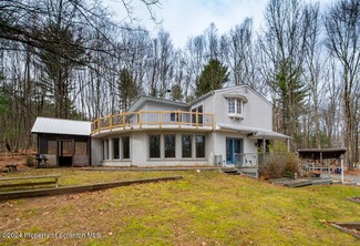 106 Rim Rock Ct, Milford, PA 18337