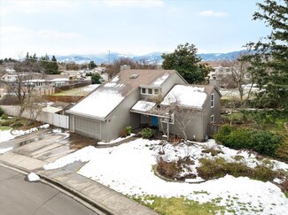 3052 Lazy Creek Dr, Medford, OR 97504