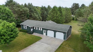 108 Maplebrooke Ln, Cadillac, MI 49601