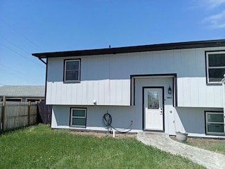1304 Riverview Cir, Belle Fourche, SD 57717