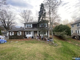 34 4th St, Midland Park, NJ 07432