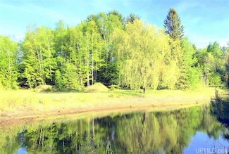 101 Cedar Ln, Marquette, MI 49855