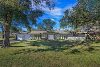 129 Red Bud Ln, Baytown, TX 77520