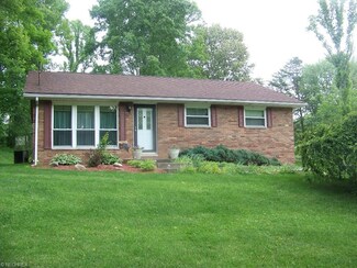 61 Kittle St, Williamstown, WV 26187