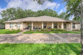 426 Brook Hollow Dr, Huntsville, TX 77340