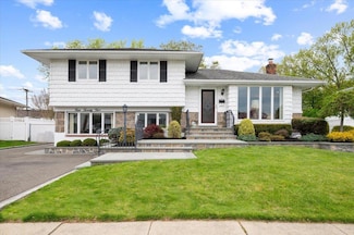425 N Queens Ave, Massapequa, NY 11758