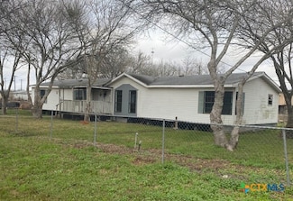 76 College St, Placedo, TX 77977