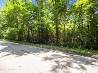 110 Tradewinds Rd, Newport, NC 28570