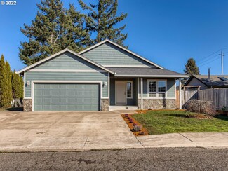 827 E 4th St, Molalla, OR 97038