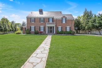 13 Arbor Place, Glen Cove, NY 11542