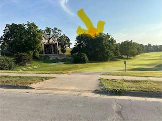 3224 W Bluffview St, Springfield, MO 65810