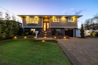 2422 S Seamans Neck Rd, Seaford, NY 11783