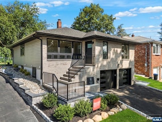 1087 Kingsland Ln, Fort Lee, NJ 07024