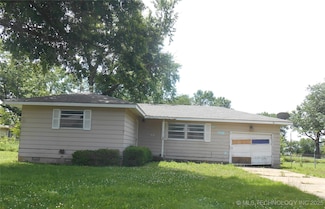 615 W Ironman Ave, Nowata, OK 74048