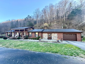 50 Huffman St, Elkhorn City, KY 41522