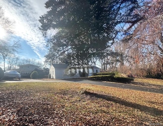 23 Gay Dr, Great Neck, NY 11024