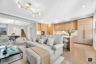 350 W 71st St Unit PHA, New York, NY 10023
