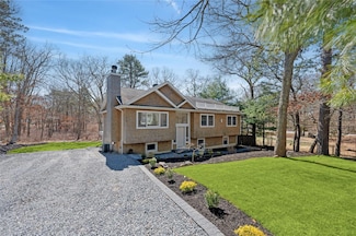 177 Red Creek Rd, Hampton Bays, NY 11946