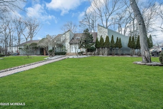8 Ross Ct, Oakhurst, NJ 07755
