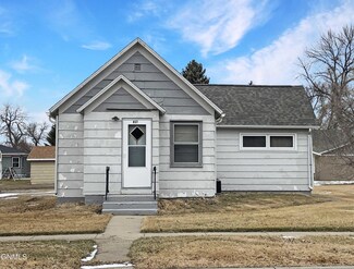 937 1st St N, Carrington, ND 58421