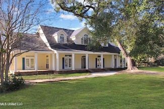 525 Saint Joseph St, Waveland, MS 39576
