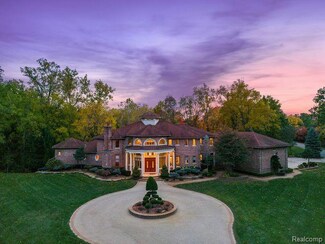 255 Camelot Way, Rochester, MI 48306