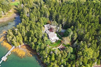 31 Harbor Ln, Brooksville, ME 04617
