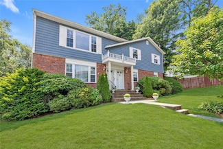 20 Alex Ln, Glen Cove, NY 11542