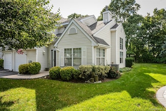 14 Mystic Cir, Bay Shore, NY 11706