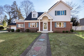 82 Ketewamoke Ave, Babylon, NY 11702
