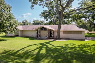 613 Bolling Green Dr, Wharton, TX 77488